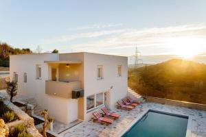 Bazén v ubytování Villa Anabella peaceful holiday home with pool nebo v jeho okolí