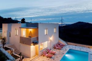 Bazén v ubytování Villa Anabella peaceful holiday home with pool nebo v jeho okolí