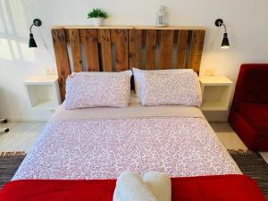 ポンテベドラにあるApartamento en el centro de Pontevedraのベッド1台(木製ヘッドボード、枕2つ付)