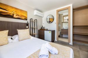 sypialnia z białym łóżkiem i łazienką w obiekcie Room with sea view w mieście Parikia