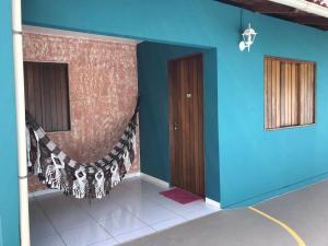 a room with a blue wall and a door at Flat Vila dos Milagres in São Miguel dos Milagres
