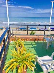 Hotel la Barca في أتاكاميس: شرفة مع كراسي وإطلالة على الشاطئ
