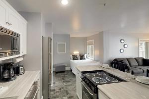 una cucina e un soggiorno con letto e piano cottura di Rocky Mountain Lookout a Telluride