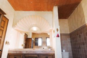 La salle de bains est pourvue d'un grand miroir et d'un lavabo. dans l'établissement Na-anché Hotel, à Oaxaca