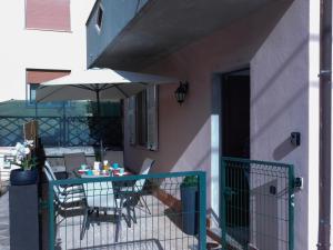 En balkon eller terrasse på La perla rossa