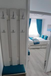 Zimmer mit 2 Betten und einem Fenster in der Unterkunft Sarajevska Studio & Apartment in Belgrad
