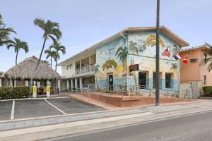 un edificio con una cancha de baloncesto delante en Paradise Oceanfront by HBH en Hollywood