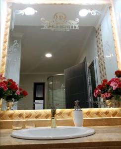 a bathroom with a sink and a mirror at Hotel Mont Suite-Mte. Aguila in Cabrero