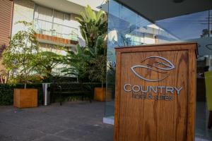 Country Hotel & Suites tesisinde sergilenen bir sertifika, ödül, işaret veya başka bir belge