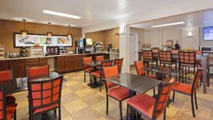 a restaurant with tables and chairs and a counter at Best Western Mountainbrook Inn Maggie Valley in Maggie Valley