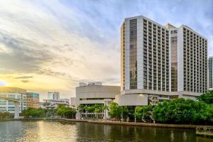 una representación de un edificio alto junto a un río en Hyatt Regency Miami en Miami