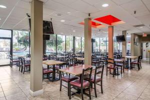 A restaurant or other place to eat at Quality Inn Lakeland North
