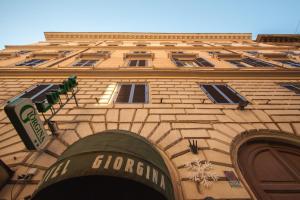 un bâtiment avec une enseigne sur le côté dans l'établissement Hotel Giorgina, à Rome