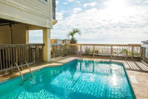 basen na balkonie domu w obiekcie Beach Getaway with Pool Access and Patio with Ocean View! w mieście Myrtle Beach