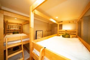 Poschodová posteľ alebo postele v izbe v ubytovaní kaguya asakusa Women only guest house