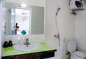 Bathroom sa catba island hotel
