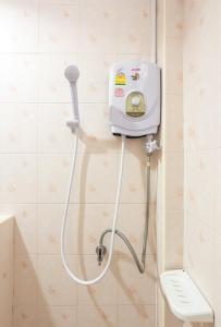 um chuveiro na casa de banho com WC em Primmalyn บ้านพริมมาลีณ em Chiang Khan