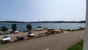 a group of cars parked in a parking lot next to the water at Departamentos Costa Pingueral in Tomé