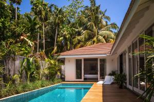 Villa con piscina frente a una casa en GOOD STORY VILLAGE en Ahangama