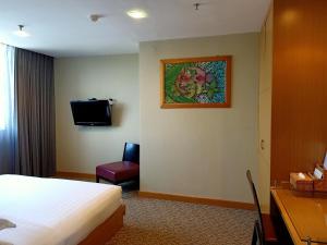 TV a/nebo společenská místnost v ubytování Kinabalu Daya Hotel