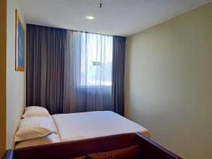 Postel nebo postele na pokoji v ubytování Kinabalu Daya Hotel
