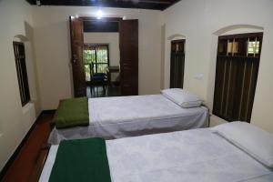 Łóżko lub łóżka w pokoju w obiekcie The Mana-Heritage stay - Chengazhimattam Mana