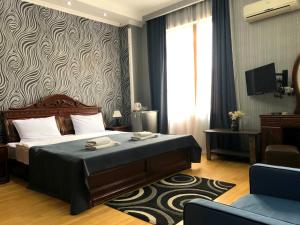 Habitación de hotel con cama y ventana en Bonus Hotel, en Tiflis