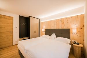 A bed or beds in a room at Alpenwellnesshotel St. Veit