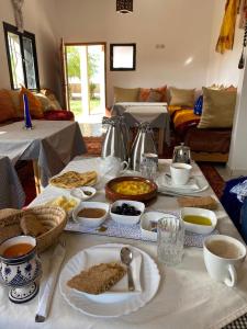Zaouia Ben SmineにあるTamanouchtのテーブルの上にたくさんの食べ物を置いたテーブル