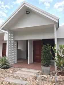 Casa blanca con porche y puerta en My home resort - ขนอม นครศรีธรรมราช en Khanom
