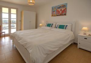 ブドーニにあるVilla Rosaの窓付きのベッドルームの大きな白いベッド