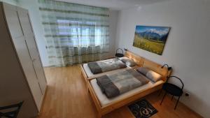 1 dormitorio con 1 cama con 2 almohadas en Gästewohnungen Enztal, en Birkenfeld