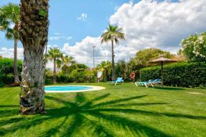 Foto dalla galleria di Royal Apartment w/shared pool, terrace &A/C a Málaga