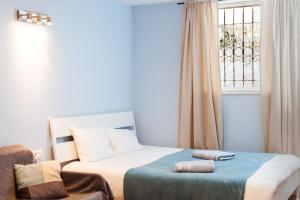 Ένα ή περισσότερα κρεβάτια σε δωμάτιο στο Cozy Studio "De Shalit"