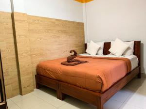 a bedroom with a bed with a snake on it at Gustav Bali Homestay and Massage in Sanur