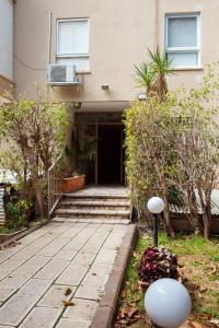 Un jardín fuera de Cozy Studio "De Shalit"