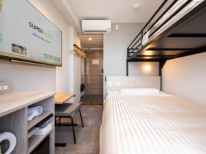 Llit o llits en una habitació de Super Hotel Marugame Ekimae