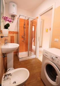 ein Badezimmer mit einer Waschmaschine und einem Waschbecken in der Unterkunft Sorrento Amore Mio in Sorrent