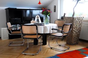 een eetkamer met een tafel en stoelen bij Haus Gies in Wasserburg