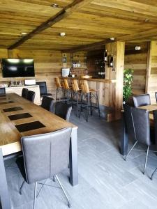 ein Esszimmer mit einem langen Tisch und Stühlen in der Unterkunft Chambres et Tables d'Hôtes Le Choton à Nono - Col du Joly Beaufortain in Hauteluce