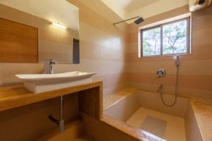 Ένα μπάνιο στο StayVista's Santoni Farms - Riverside Bliss with Pool, Orchard & Activities +30 φωτογραφίες