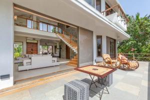 Μπαλκόνι ή βεράντα στο StayVista's Santoni Farms - Riverside Bliss with Pool, Orchard & Activities