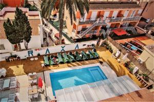 eine Luftansicht eines Hotels mit Pool in der Unterkunft Hotel Raxa in Playa de Palma