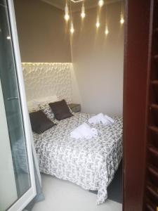 una camera da letto con un letto e due asciugamani di SpiderRooms a Napoli