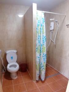 y baño con aseo y cortina de ducha. en Jardin, en Pattaya South