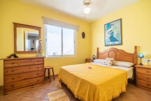 ラ・イスレタ・デル・モロにあるApartamento del Mar La Isleta del Moroのベッドルーム1室(ベッド1台、ドレッサー、鏡付)