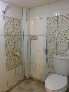 The G House Ambarrukmo في بانتول: حمام مع مرحاض ودش