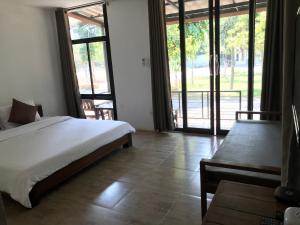 Postel nebo postele na pokoji v ubytování Sangkaset Resort