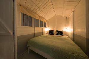Tempat tidur dalam kamar di The Log Cabin in Holborn, by the Design Traveller