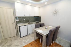 Nhà bếp/bếp nhỏ tại New Belgrade Center 2 +7 ảnh